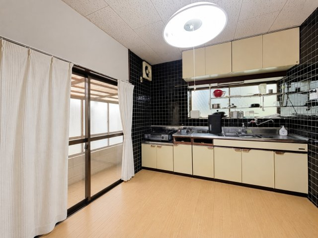 大きな掃き出し窓から自然光が差し込むダイニングキッチン。調理スペースとダイニングスペースをしっかり確保しやすい間取りで快適。調理場にも窓があり、しっかりと換気ができます。床・クロスは2022年に貼替