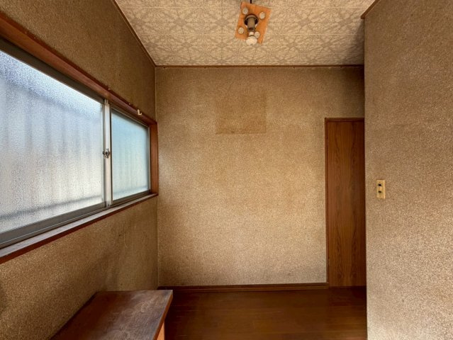 窓からの自然光が心地よく差し込みます。