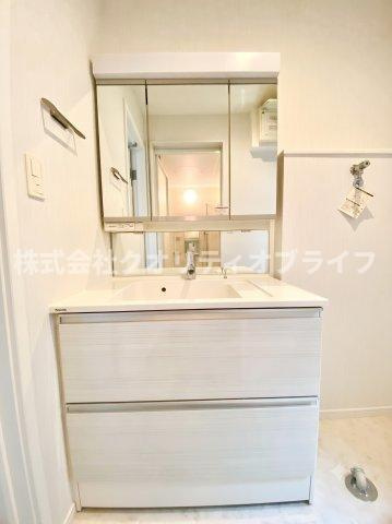 女性にも嬉しい三面鏡付き独立洗面台