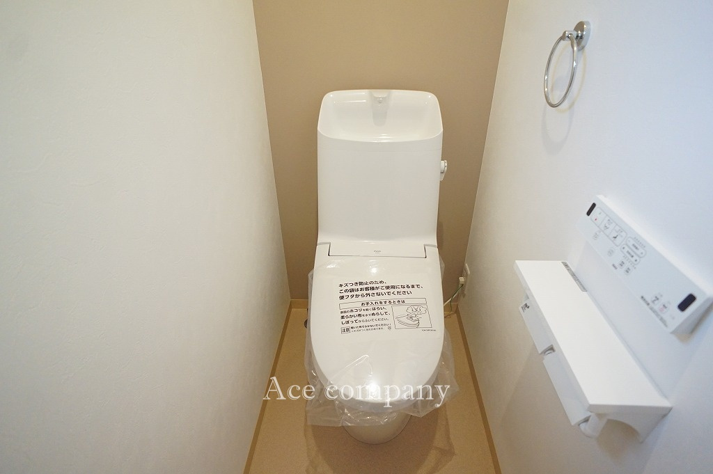 トイレは1階と2階の2ヶ所に完備です♪ともに同仕様のシャワートイレです☆