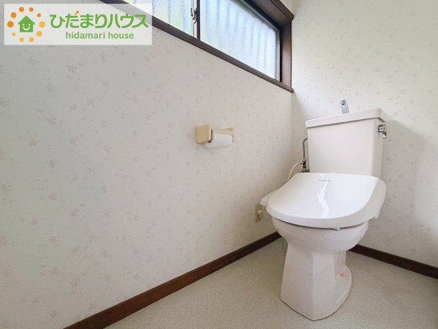 白を基調としたトイレは、インテリア次第でどんな空間になるかワクワクしますね♪
