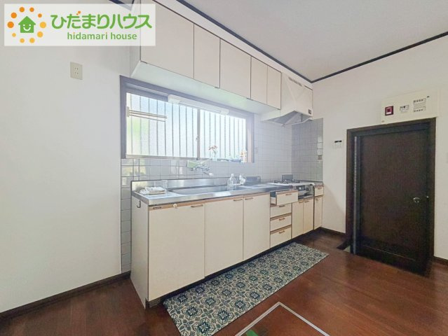 清潔感あふれるホワイトカラーを基調とした明るいキッチン♪