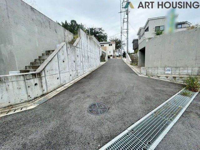 前面道路含む現地写真です