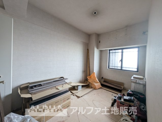 【Two　sides　lighting】　◆明るい主寝室◆二面採光北側の居室は明るく爽やかな風の抜ける快適空間。。収納もしっかりと沢山の洋服をしまえます。