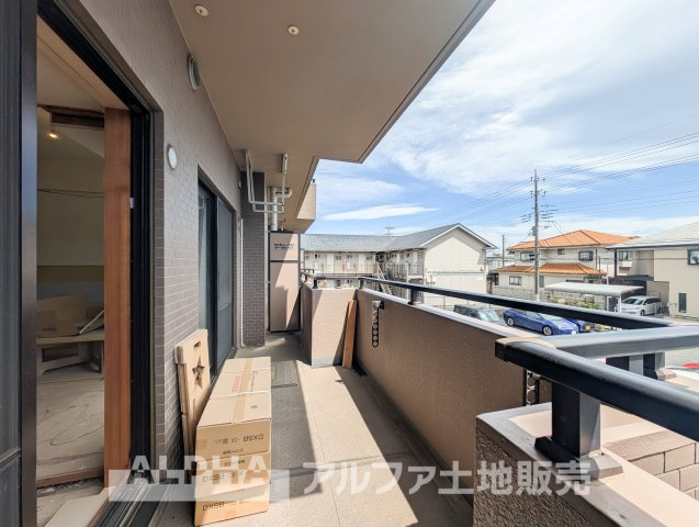 【outward　appearance】　◆バルコニー◆家から望む空はブルースカイ。隔てるものは何もなく、そこにあるのは青い空と白い雲の景色がこの街の彩りを演出している。