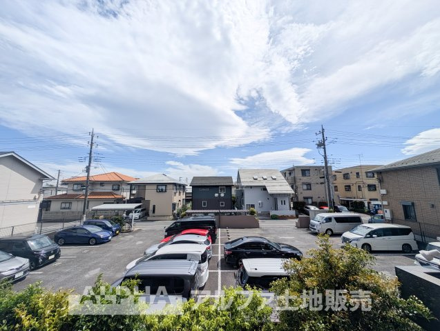 【Blue　sky】　◆青空に包まれて◆ベランダから望む紺碧の空。外を眺め時を忘れるなんて、ひさしかたぶりだろうか。こんなにも広く美しい情景が我が家にも広がっているなんて。こんな時間を大切にしたい。