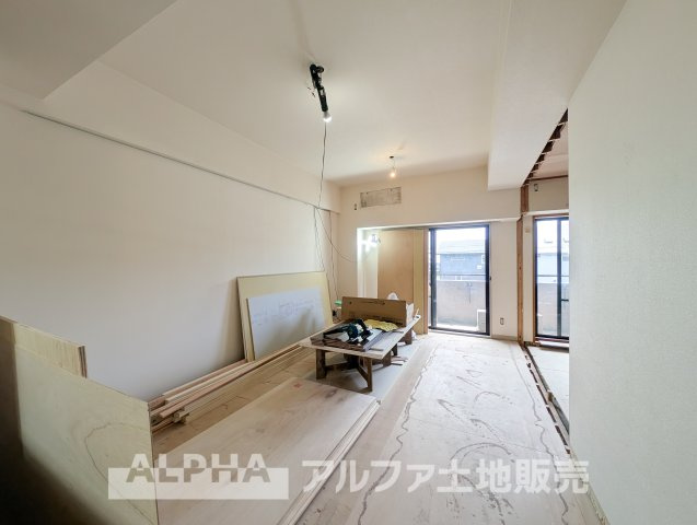 【Livingroom】　◆爽やかな空間◆窓をあけるとリビングに通り抜ける清々しく心地よい冷涼なそよ風がこの空間を涼しくしてくれる。風通しの良さは人にとっても家にとっても健康的で気持ちいいものです。