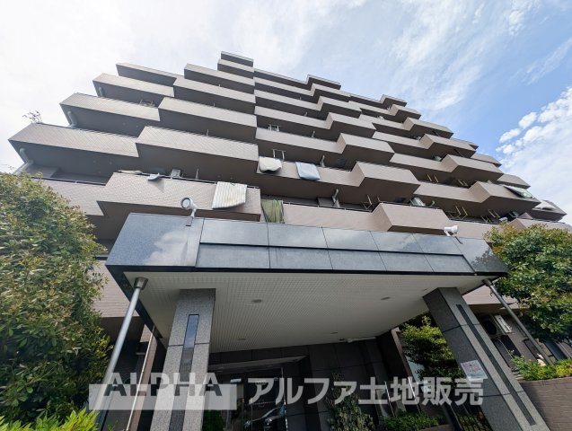 【Entrance】　◆エントランス◆重厚なドアーとロックらタイルのエントランスが住まう人を迎えてくれる。扉を開けると温もりと幸せと楽しさいっぱいの我が家に帰る事が出来る安心感。