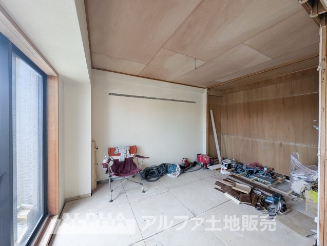【Livingroom】　◆爽やかな空間◆窓をあけるとリビングに通り抜ける清々しく心地よい冷涼なそよ風がこの空間を涼しくしてくれる。風通しの良さは人にとっても家にとっても健康的で気持ちいいものです。