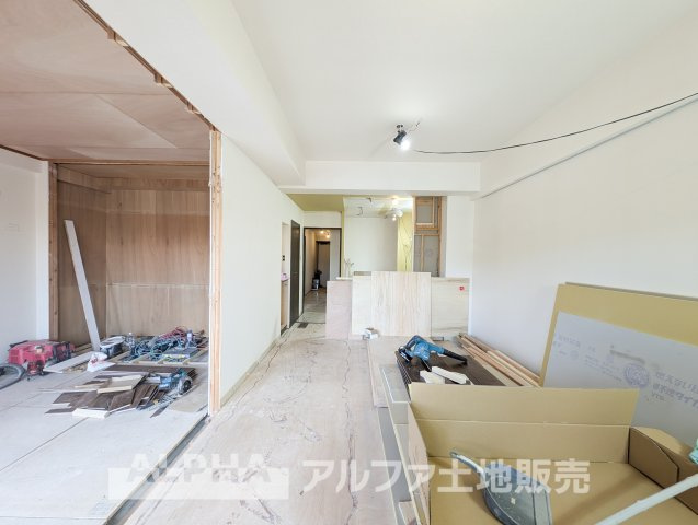 【Living　room】　◆時を忘れる場所◆ここにはみんなが集い、食事と楽しい会話が始まる。話に夢中になりすぎて、ついつい時を忘れ夜半過ぎになってしまう。そんな束の間の幸せを感じさせてくれる場所。