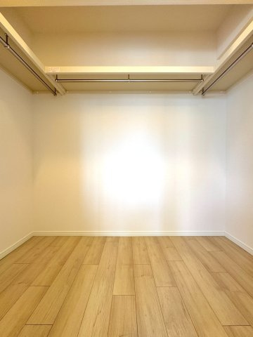 洋室に備え付けられた大容量のウォークインクローゼット。衣類はもちろん、かさばる荷物や季節家電もすっきりとまとめて収納できます。