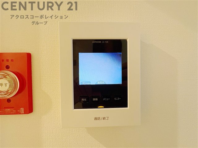 訪問者が来たときにテレビ画面で確認できるため、安心してドアを開けられます。録画機能があるものもあり、留守中に来訪者を記録しておくことができます。利便性が高く、セキュリティ面でも安心です。