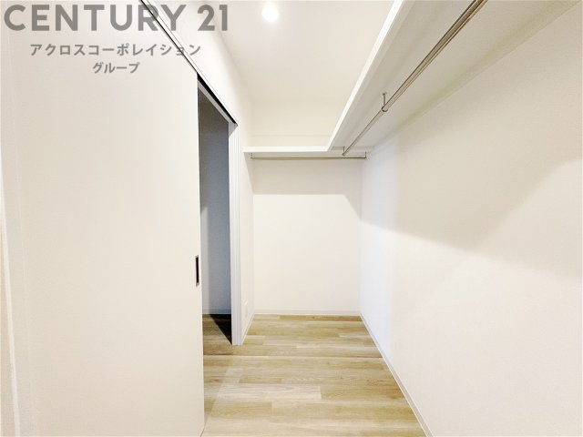 収納力が高く洋服や小物を整理しやすく、更衣室のように使え、部屋がすっきり保てます。収納の配置を自由に調整でき、換気性が良く防湿・防虫対策も可能。快適で機能的な生活空間を実現できます♪