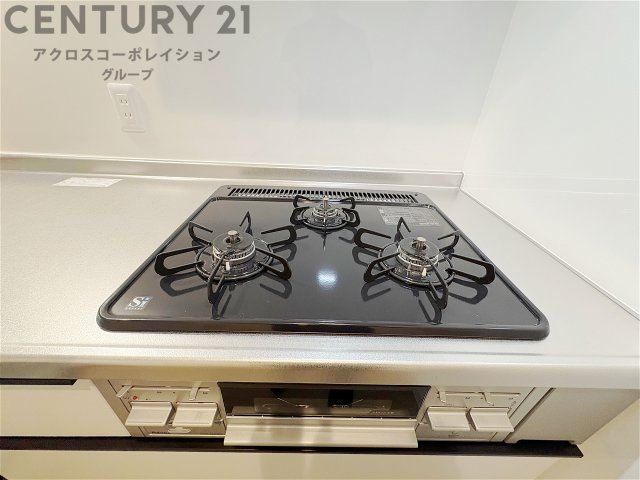 多数の調理器具を同時に使用でき、料理の効率化が可能。省エネで節約になり、様々な料理スタイルに適応できます。また、火力調整が独立しており、手入れや掃除もしやすく、今よりもっとお料理が楽しくなるかも。