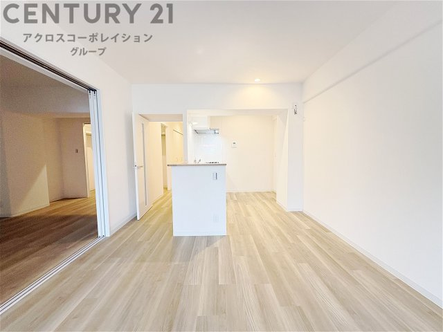 キッチン横のダイニングスペース　キッチンから料理の受け渡し等に便利です。ダイニングセットを置いても十分な広さを確保。