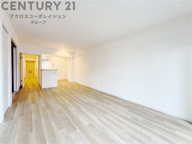 キッチン横のダイニングスペース　キッチンから料理の受け渡し等に便利です。ダイニングセットを置いても十分な広さを確保。