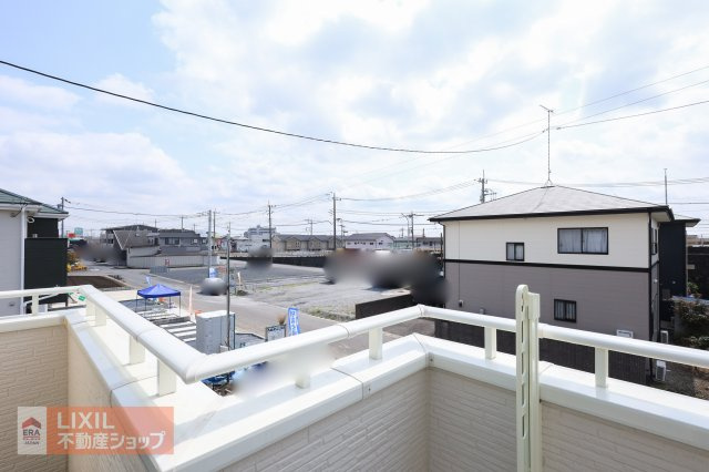 【建物からの眺望】現地完成写真。バルコニーからの景色。十分な間隔が確保されております。