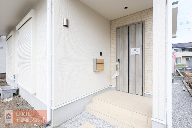 【エントランス】現地完成写真。ゆったりとした玄関。奥行きのあるポーチで雨の日も安心です。