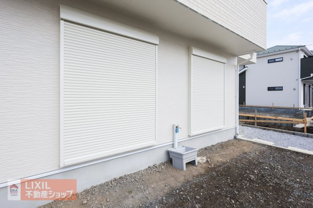 【防犯設備】現地完成写真。1階リビングには雨風の強い日にも役立つ防犯シャッターがついています。