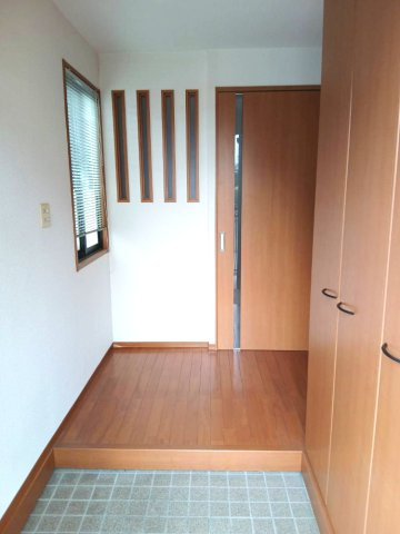 【玄関／現地完成写真】ゆったりと明るい玄関が皆様をお出迎え。天井までの高さのシューズボックス有り。