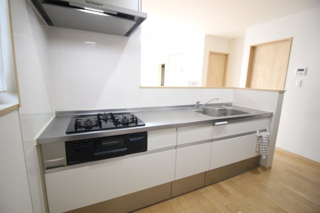 キッチンの設備もまだまだ状態良好ですので、そのまますぐにご利用いただける綺麗な状態です。