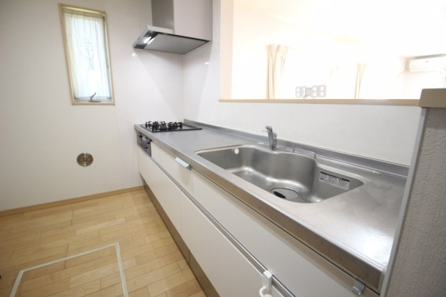キッチンの設備もまだまだ状態良好ですので、そのまますぐにご利用いただける綺麗な状態です。