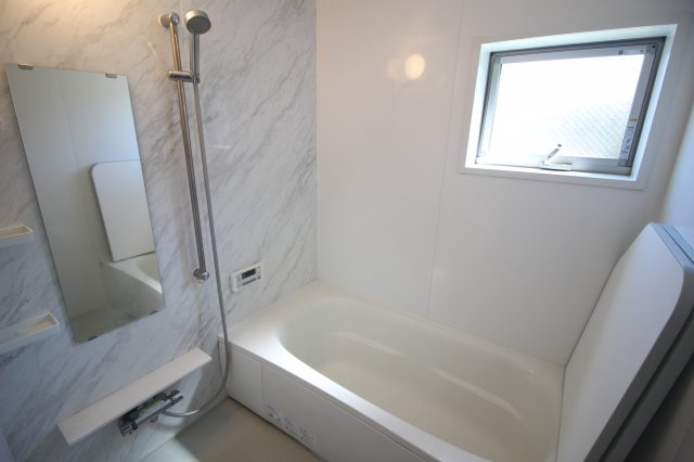 キッチン、洗面化粧台、お風呂、トイレ1階、2階の2カ所、水周りはどれも状態良好でそのままご利用可能。