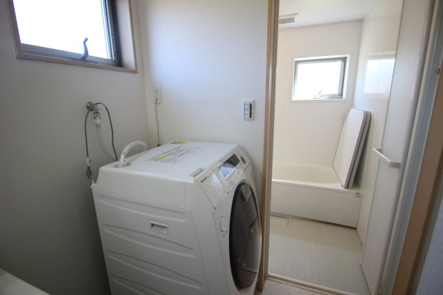 キッチン、洗面化粧台、お風呂、トイレ1階、2階の2カ所、水周りはどれも状態良好でそのままご利用可能。