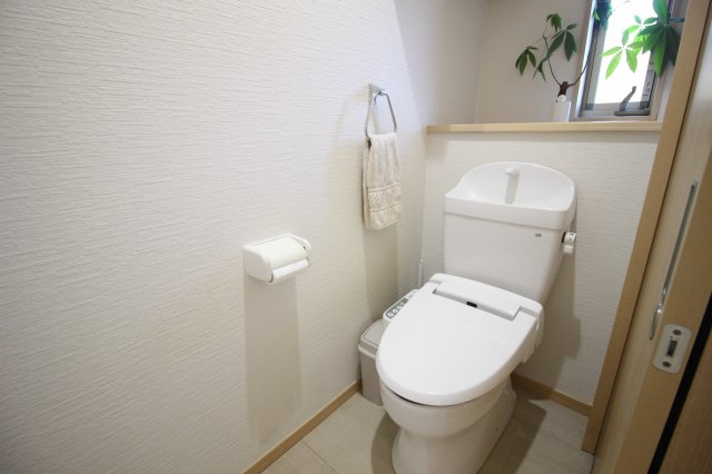 キッチン、洗面化粧台、お風呂、トイレ1階、2階の2カ所、水周りはどれも状態良好でそのままご利用可能。