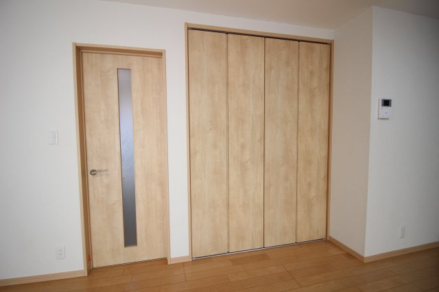 リビング、各居室にクローゼットがあり、収納豊富な間取りです。どのクローゼットも一間程の広さです。