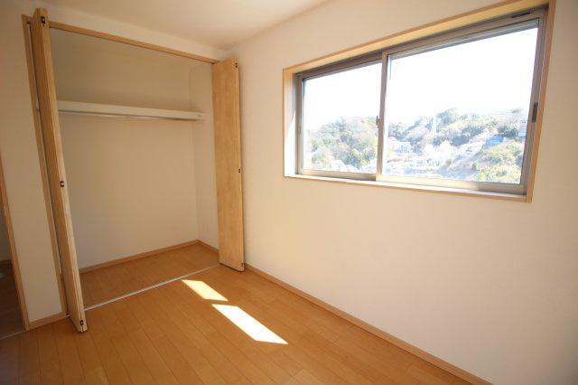 リビング、各居室にクローゼットがあり、収納豊富な間取りです。どのクローゼットも一間程の広さです。