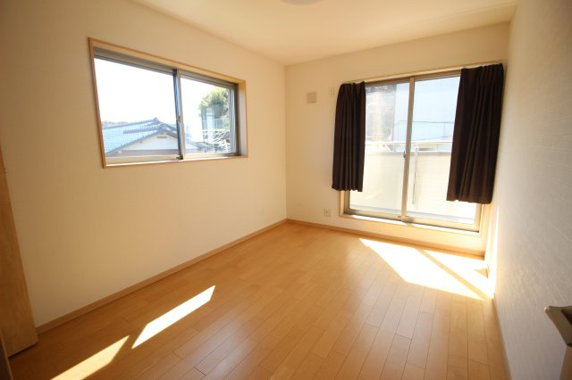 南側、東側に面したお部屋。照明が無くても充分な光がお部屋を明るく照らします。南側にバルコニー有り。