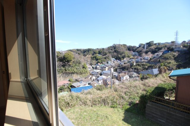 元々が高台の為、2階からの景色は更に開放感があります。日当たり、風通し、眺望良好なおすすめ物件です。