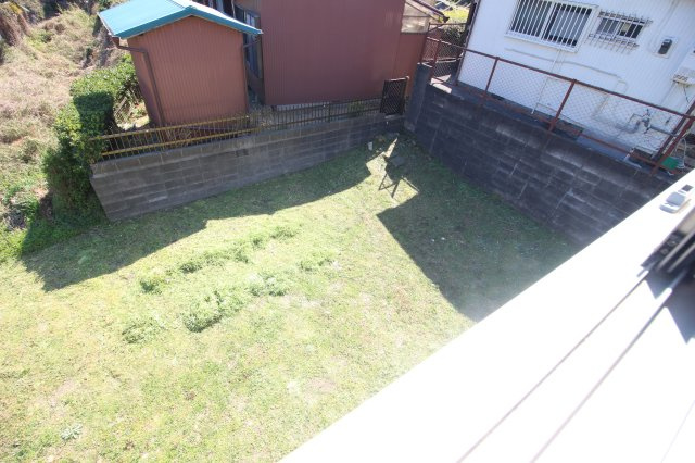 お家の四方が大きなお庭になっているので、隣家との間隔も広く、日当たり、風通しが良好です。