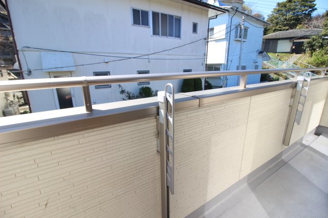 2部屋にまたがったワイドバルコニー。南側に面しており、隣家との距離もありますので陽当たり良好です。