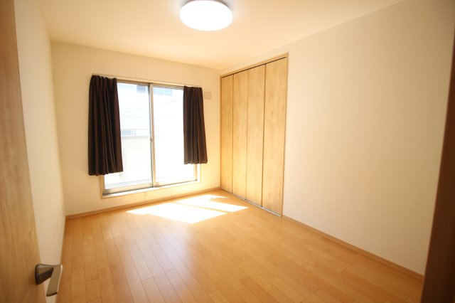 2階3部屋が南側に窓があるので、陽当たり良好です。昼間は照明を消しても充分に光が射し込んできます。