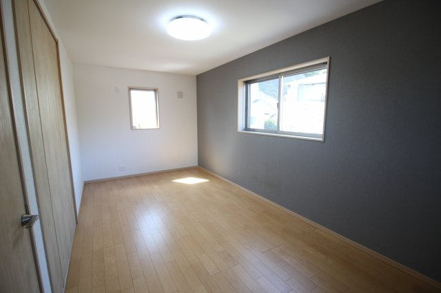 南西側約9帖ほどの主寝室。アクセントクロスがモダンな雰囲気を醸し出します。落ち着いた雰囲気のお部屋。