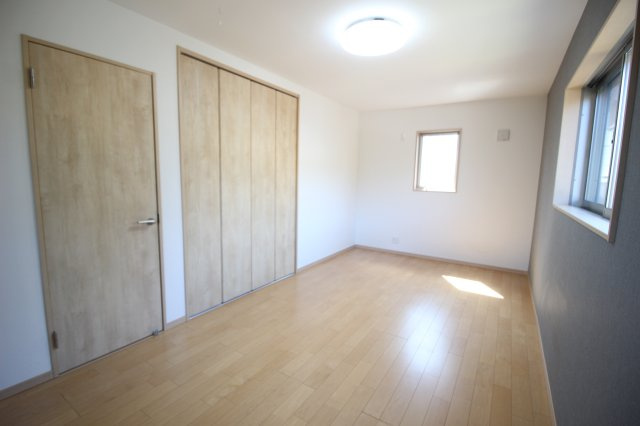 南西側約9帖ほどの主寝室。アクセントクロスがモダンな雰囲気を醸し出します。落ち着いた雰囲気のお部屋。