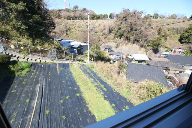 お家の四方が大きなお庭になっているので、隣家との間隔も広く、日当たり、風通しが良好です。