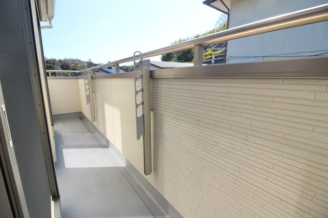 2部屋にまたがったワイドバルコニー。南側に面しており、隣家との距離もありますので陽当たり良好です。