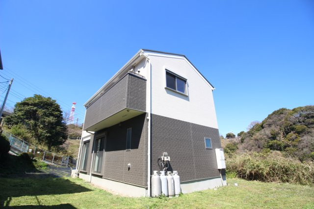 お家の四方が大きなお庭になっているので、隣家との間隔も広く、日当たり、風通しが良好です。