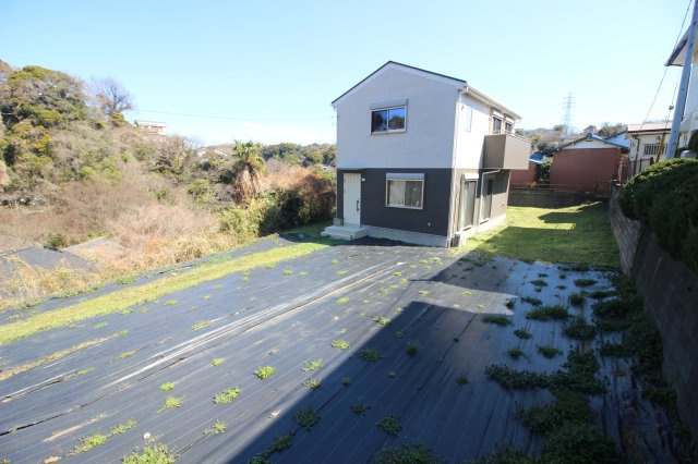 360度開けており、高台に面しているので開放感のある敷地です。家庭菜園を思う存分楽しめる広いお庭。