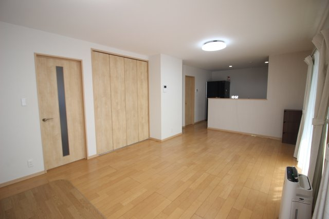 約20帖以上の広々としたLDK。南側の掃き出し窓から日の光が差し込んで室内を明るく照らします。