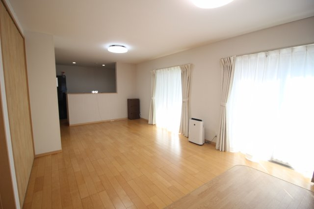 約20帖以上の広々としたLDK。南側の掃き出し窓から日の光が差し込んで室内を明るく照らします。