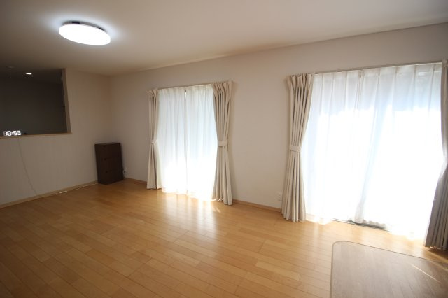 約20帖以上の広々としたLDK。南側の掃き出し窓から日の光が差し込んで室内を明るく照らします。