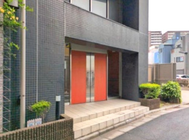 上質感漂うエントランス部分。居住者の帰り、訪れる方を優しく迎える・安らぎに満ちた生活空間を予感させます。