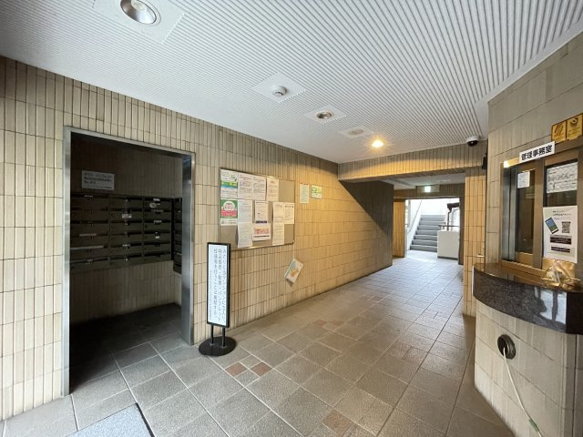 明るく広々としたエントランスが迎えてくれます。　