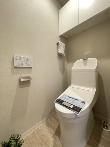 温水洗浄便座付きの清潔感あるトイレは、落ち着いた空間に。　