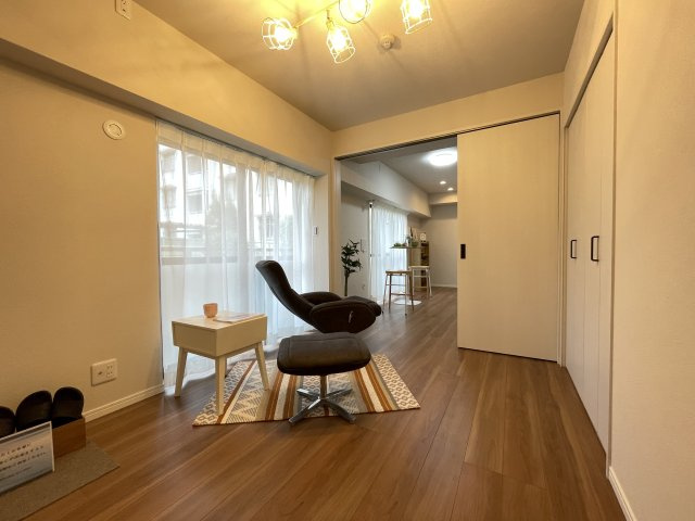 D横の洋室は、扉を開けて解放感ある空間に。　