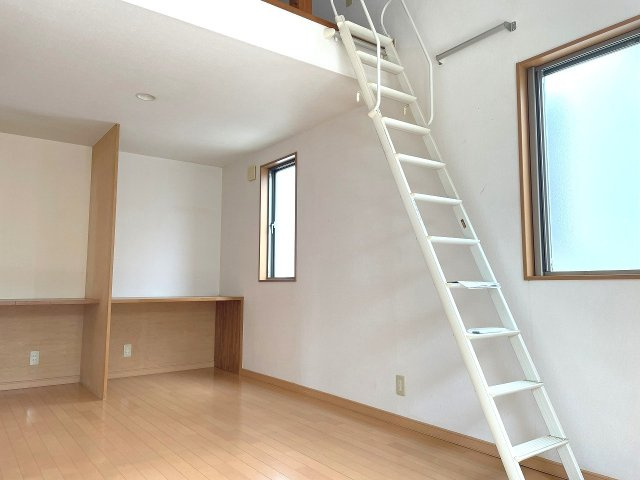 9帖の洋室は上部がロフトと勾配天井になっておりより開放的な空間を演出します！